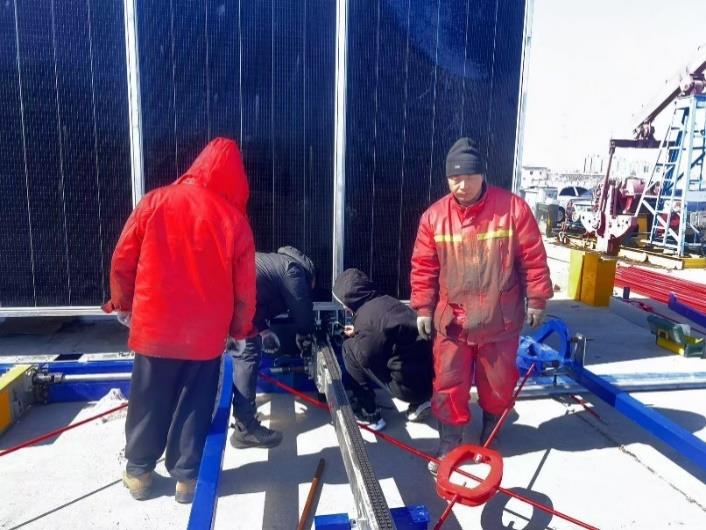 Спеціалісти Dunya Weifang на виробництві мобільних сонячних станцій